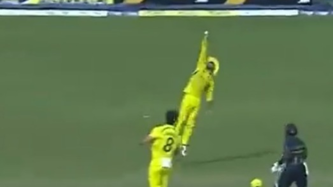 SL VS AUS Glenn Maxwell pulls off incredible one-handed stunner to dismiss Dhananjaya de Silva - watch