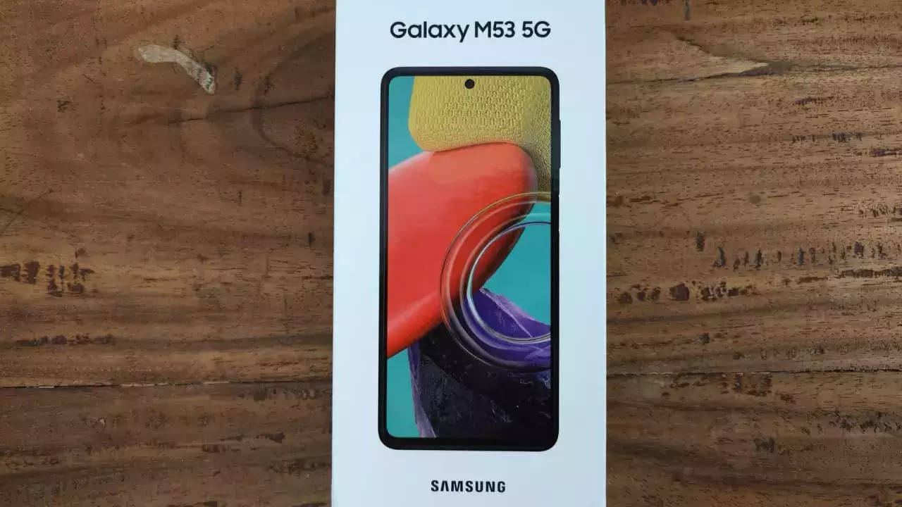 Das Galaxy M53 5G wird mit einer minimalistischen Verpackung geliefert. Auf der Verpackung werden die Spezifikationen des Geräts nicht erwähnt
