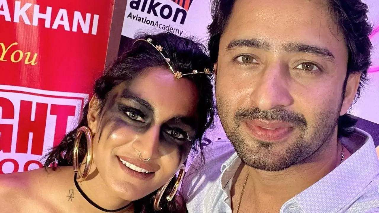 Shaheer Sheikh se hace llamar mal vestido mientras posa para una selfie con su coprotagonista fashionista Erica Fernandes