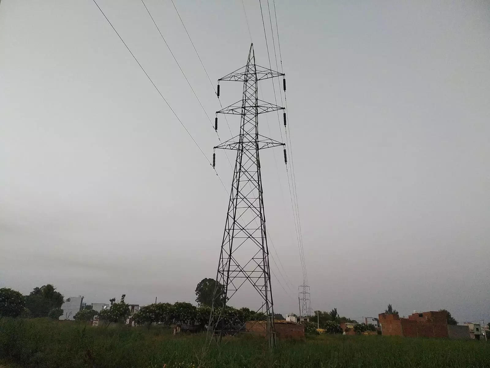 Electric transmission line (file image)