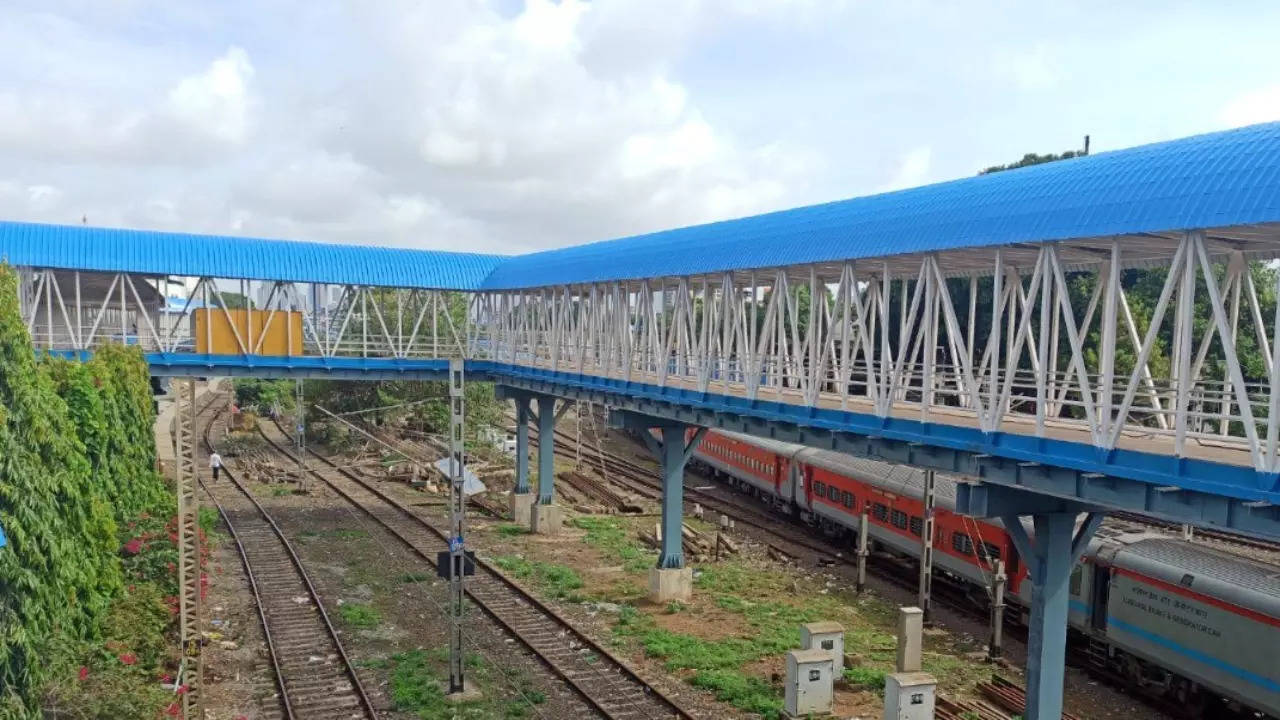 Western Railways opens its longest skywalk in Mumbai