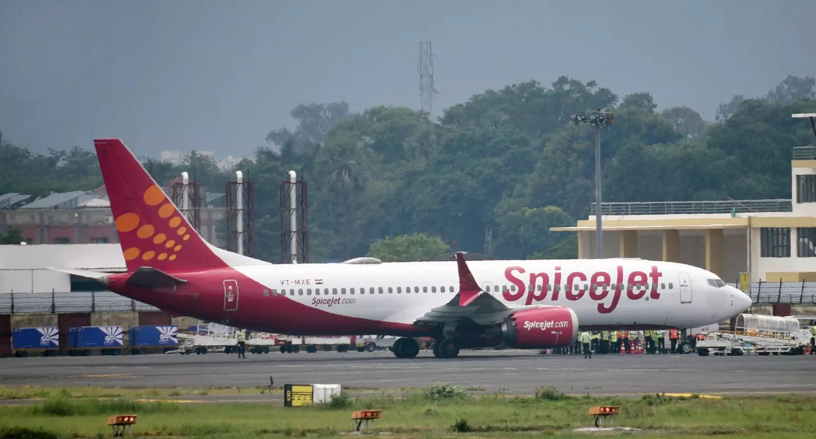 SpiceJet plane makes priority landing in Mumbai after windshield cracks mid-air
