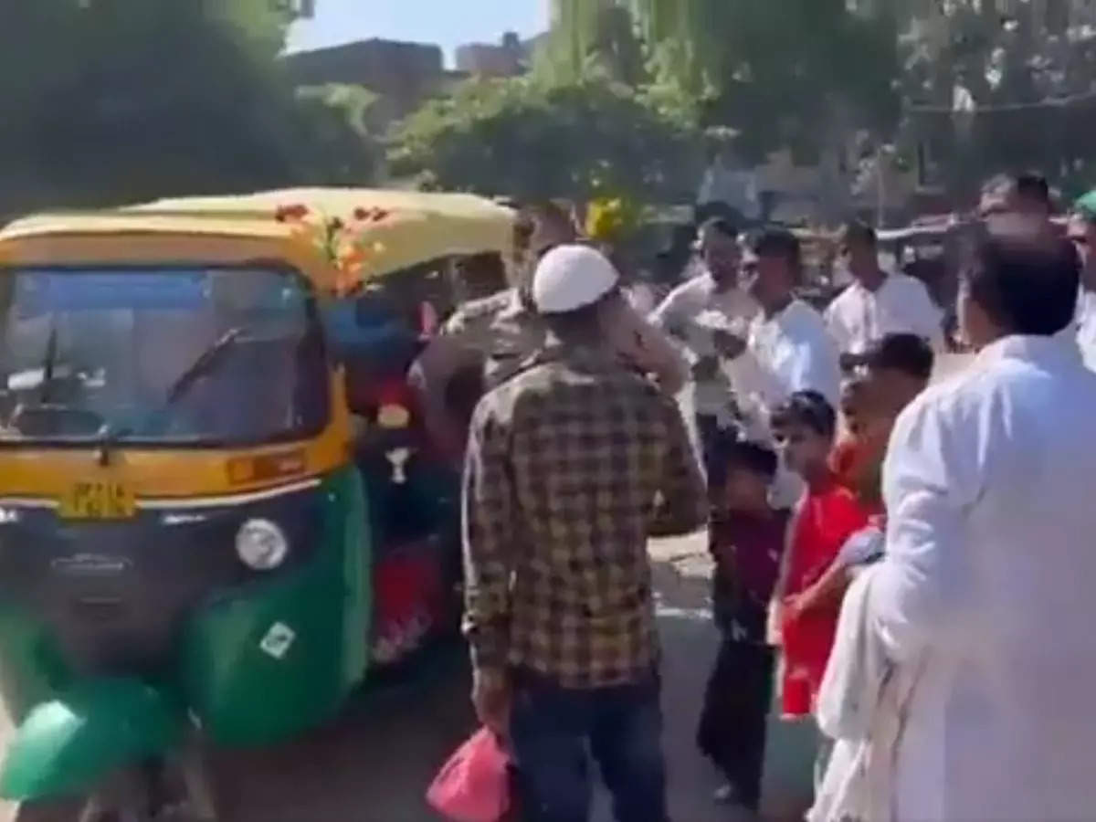 27 people travelling in one auto rickshaw stopped by UP Police | Picture credit: Twitter
