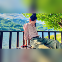 BTS V posts dreamy pics