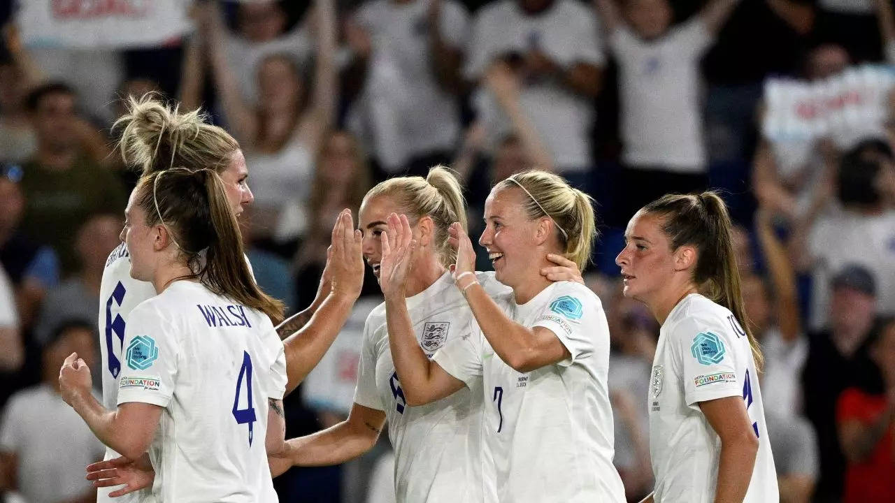 Engeland brak een Europees kampioenschapsrecord door 8-0 titelkandidaten Noorwegen te verslaan op het EK Dames 2022