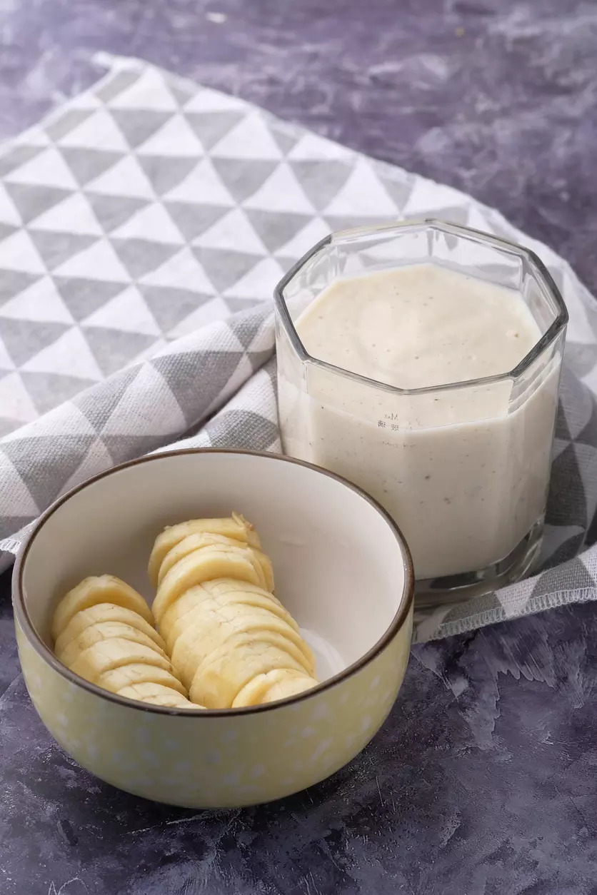 Banana-yogurt hair mask