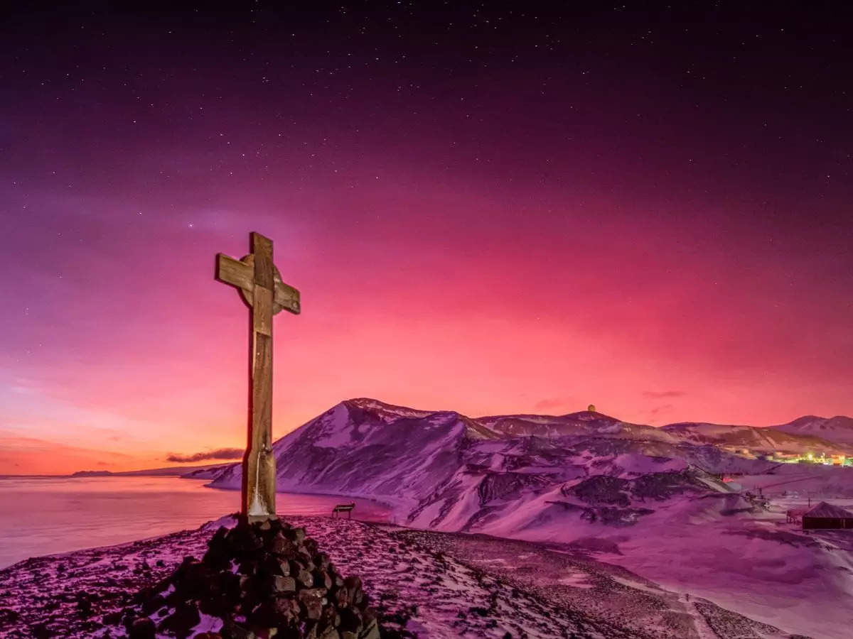 Antarctica sky dazzles in hues of purple and pink in the afterglow of the Tongan volcanic eruption  Picture courtesy Jordy Hendrikx TwitterAntarcticaNZ