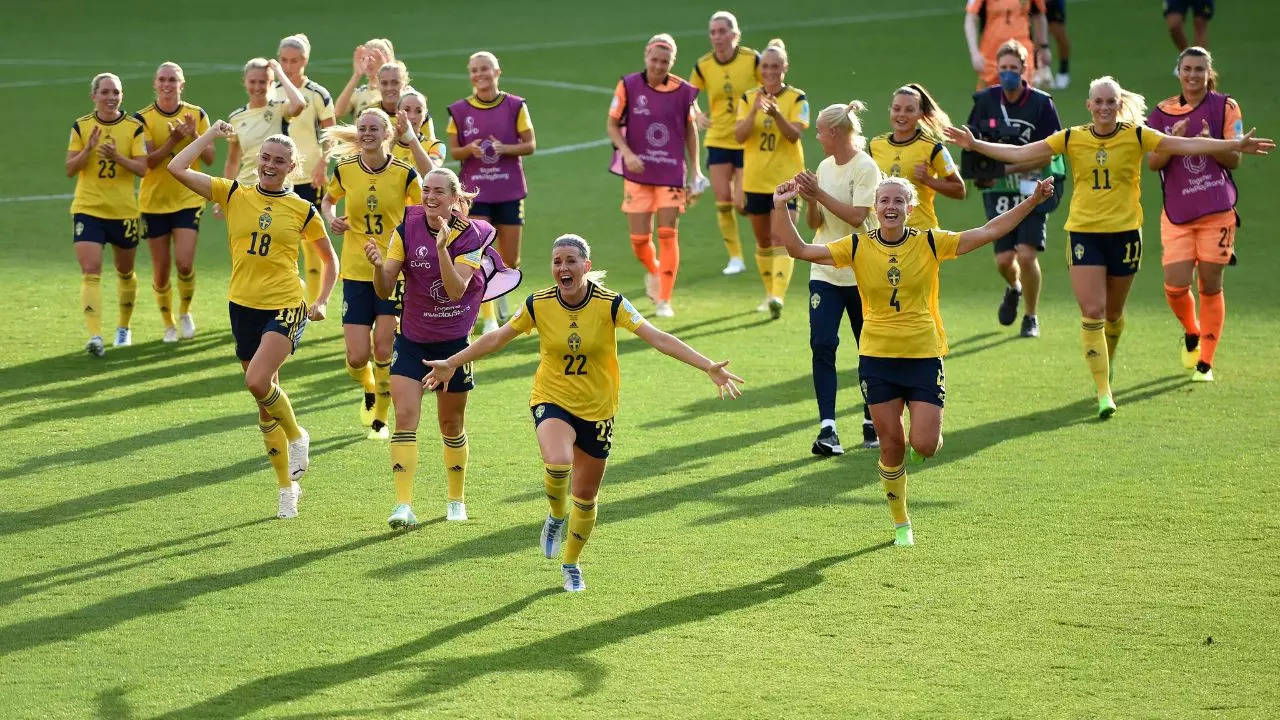Dames Euro 2022, Zweden versloeg Portugal met 5-0 en bereikte de kwartfinales, gevolgd door Nederland met een 4-1 overwinning op Zwitserland