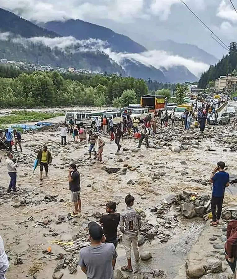 people trapped in manali