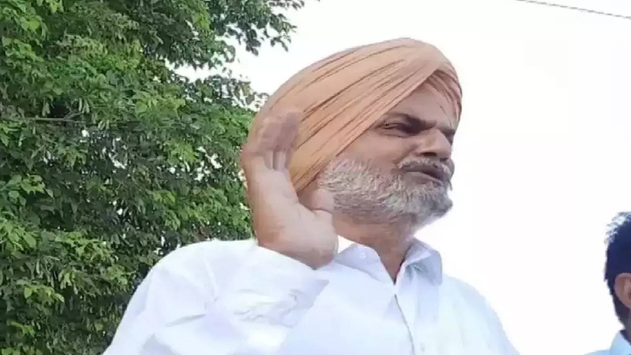 Sidhu Moose Wala's father Balkaur Singh receives threat message from  Pakistani number; probe on | In Focus News, Times Now