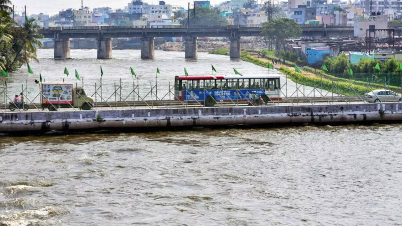 Hyderabad Moosrambagh bridge closed due to heavy influx in Musi, traffic is not allowed on some stretches till tomorrow