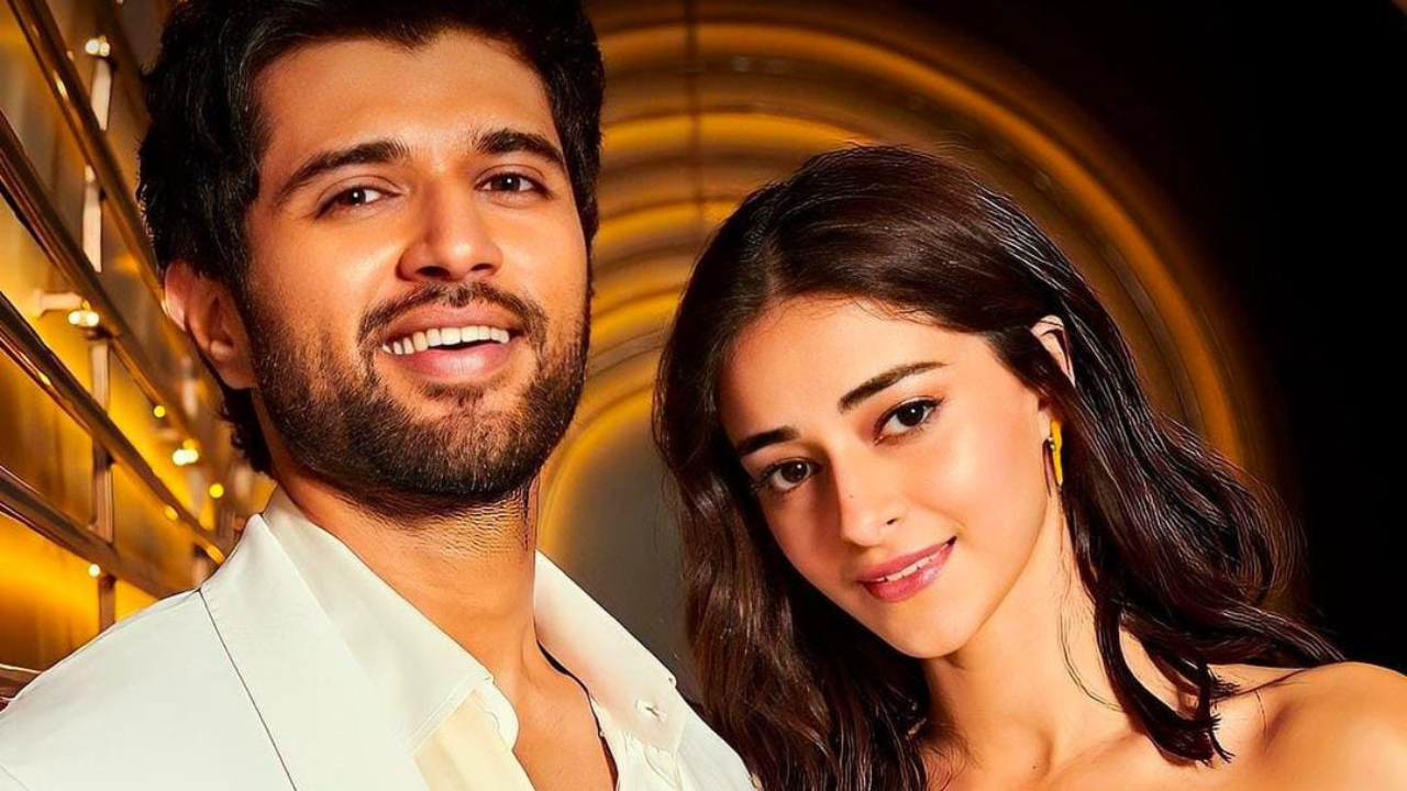 Vijay Deverakonda confesses to having sex on a boat, Ananya Panday's reply  is hilarious