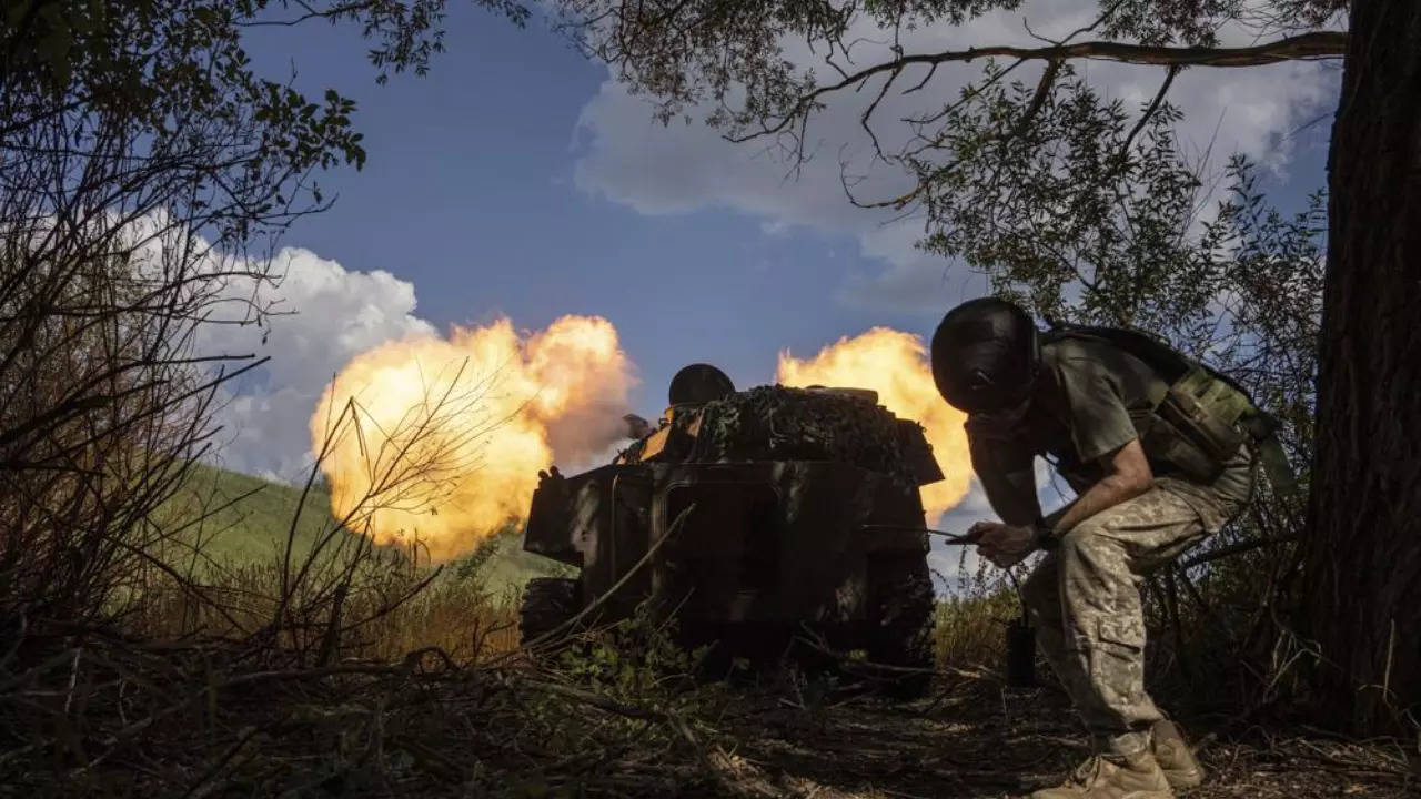 Ukrainian self-propelled artillery shoots towards Russian forces