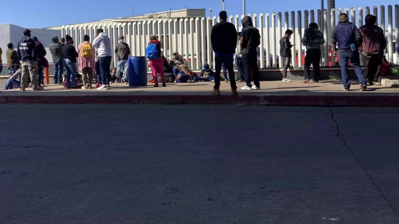 Unos 100 migrantes fueron encontrados abandonados en un camión en el estado de Veracruz, en el este de México.