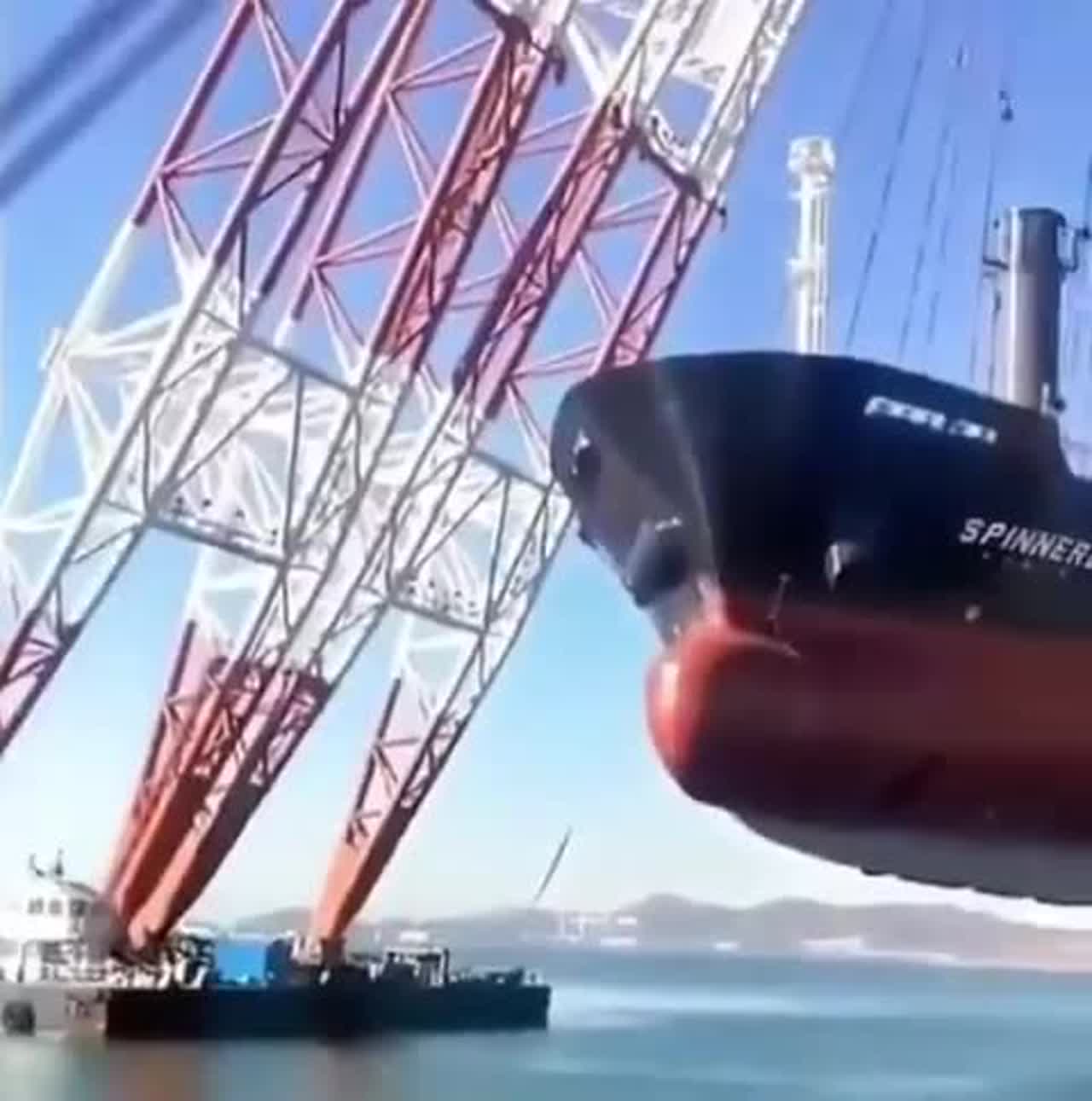 Viral Video Hyundai 10000 takes a giant ship in the world's largest floating crane