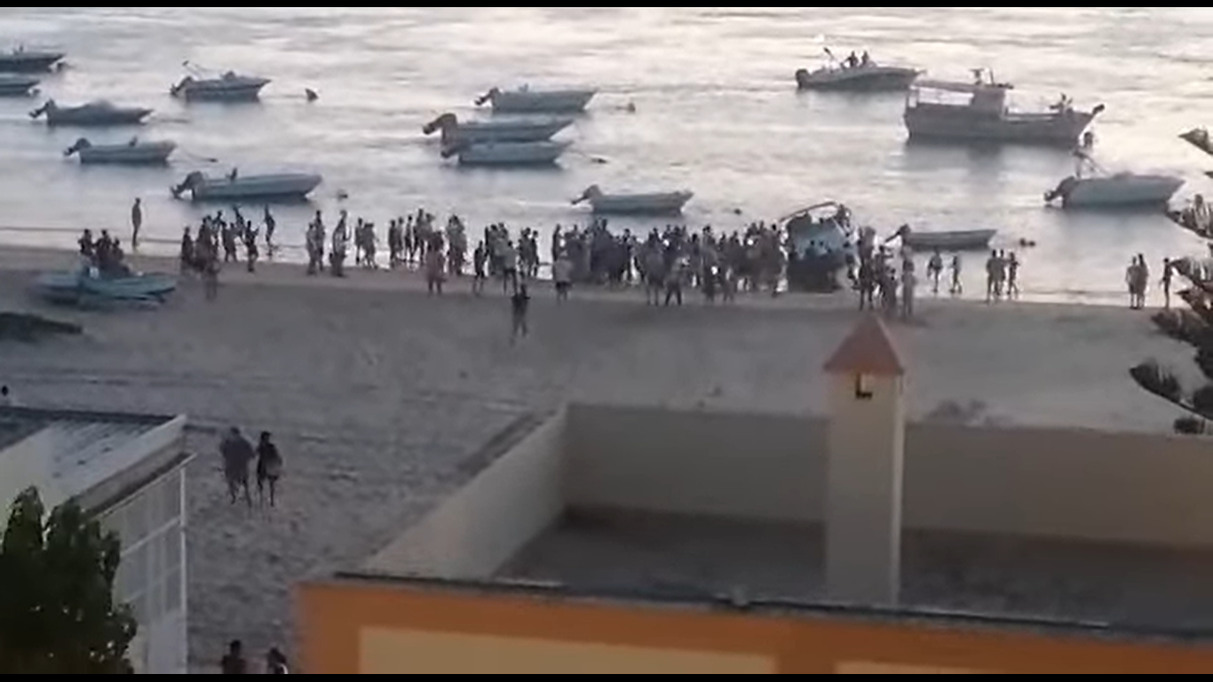 Hundreds of looters try to steal hash from crashed smuggling boat Video goes viral