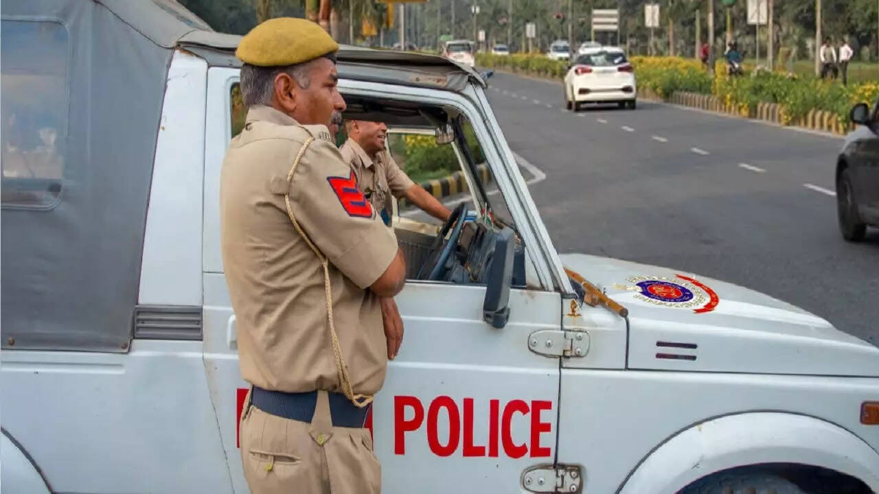 A 40-year-old man from Andhra Pradesh commits suicide after his wife elopes with another man in Anakapalle