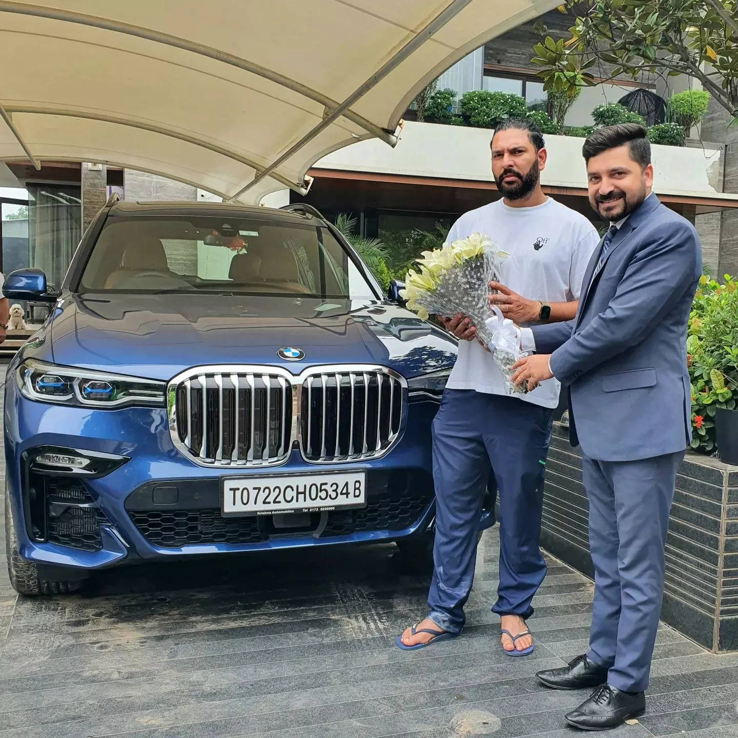 Yuvraj receives the keys to his new BMW X7