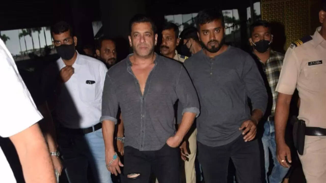 Salman Khan flanked by police and security after death threat as he returns to Mumbai – Watch the video