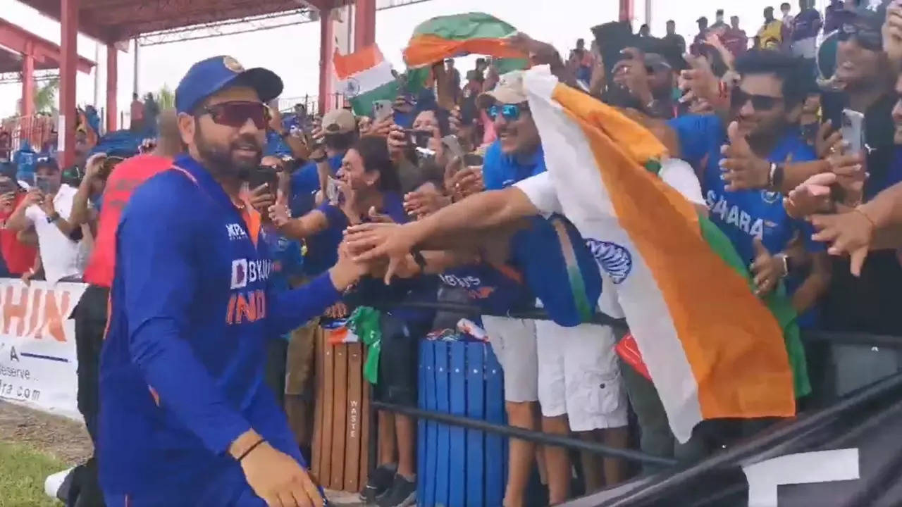 روہت شرما شائقین کے ساتھ جشن منا رہے ہیں جب بھارت نے چوتھے T20I میں ویسٹ انڈیز کو شکست دے کر پانچ میچوں کی سیریز پر قبضہ کر لیا - دیکھیں