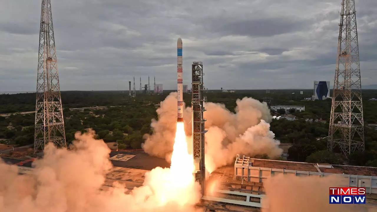 인도 최초의 소형 로켓 발사, 2개의 인공위성 사용 불가로 실패