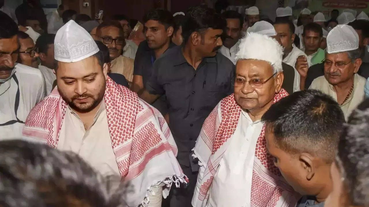 ​Bihar CM Nitish Kumar with RJD leader Tejashwi Yadav during an Iftar party