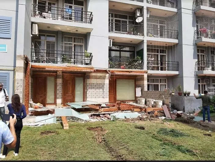 In the Noida Society case, the illegally constructed wall and balcony of Shrikant Tyagi have been broken by the bulldozer of the Noida Authority.