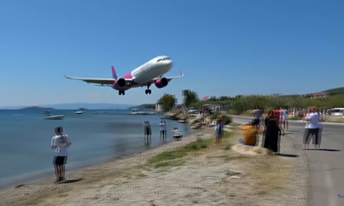 Jaw-dropping footage shows the plane making the lowest landing at Skiathos airport