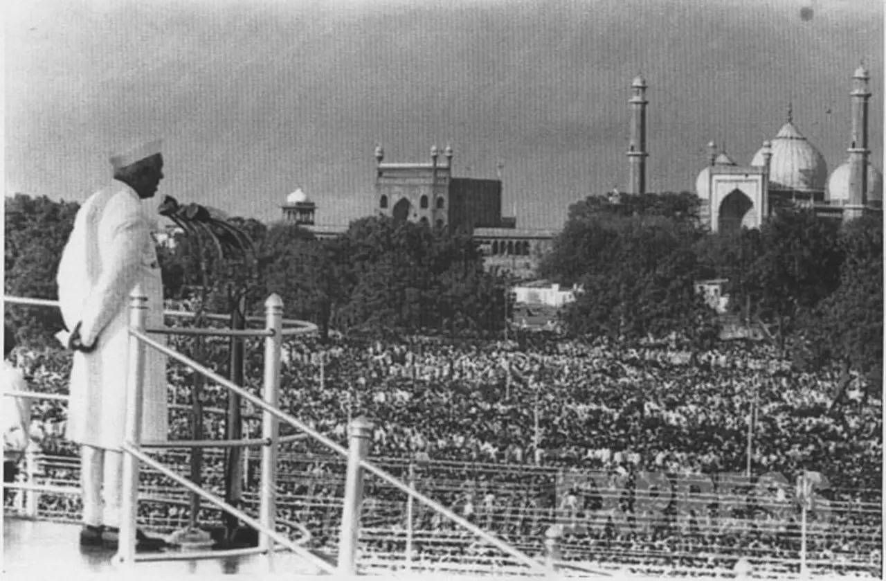 in_PM_Nehru_addresses_the_nation_from_the_Red_Fort_on_15_August_1947 wikimedia commons