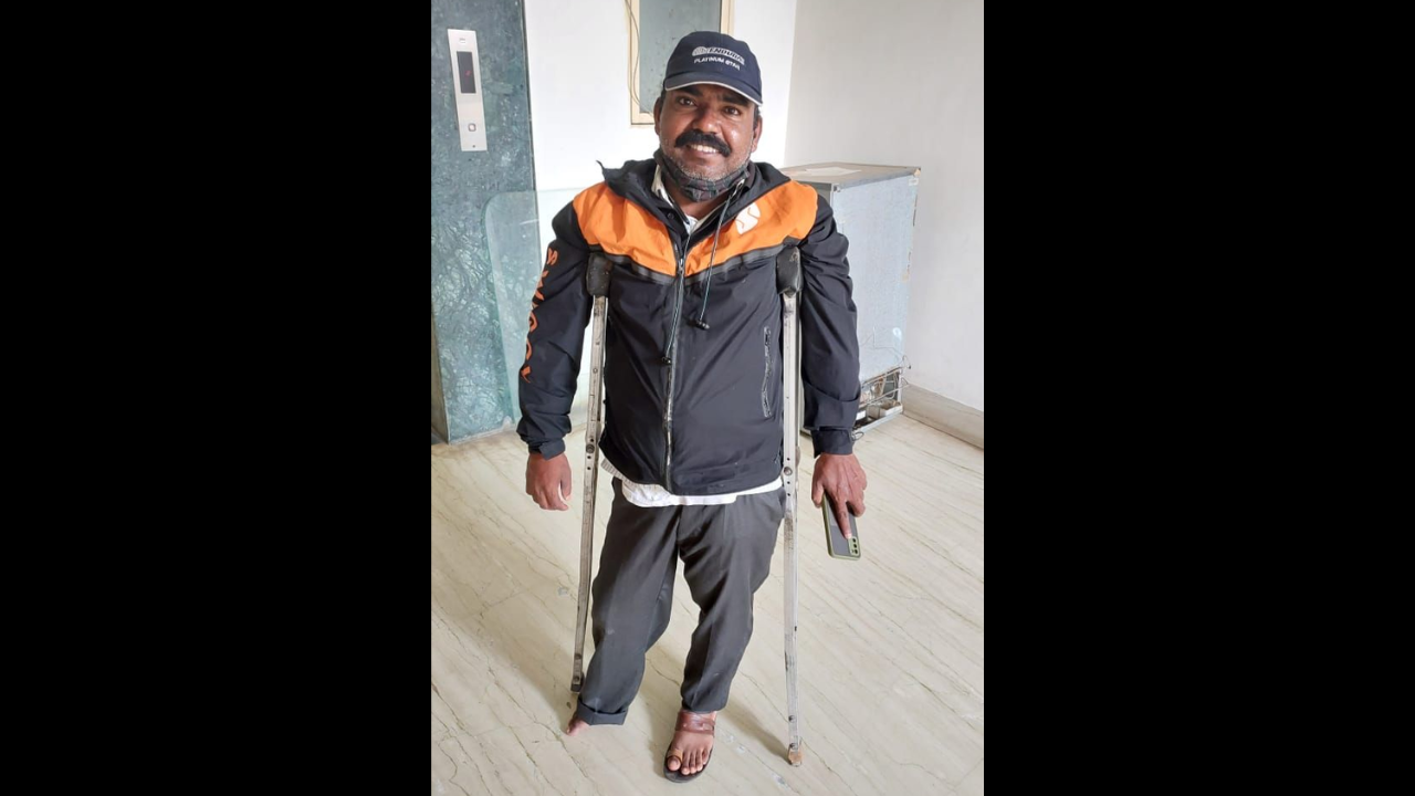 Bengaluru man gets impatient about delayed Swiggy order, opens door to delivery guy on crutches