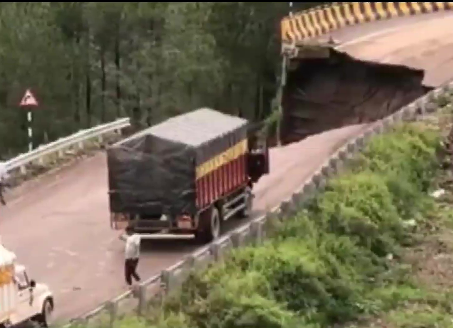 Large part of Kalka-Shimla highway in Solan damaged vehicles stranded - rain havoc in Himachal Pradesh