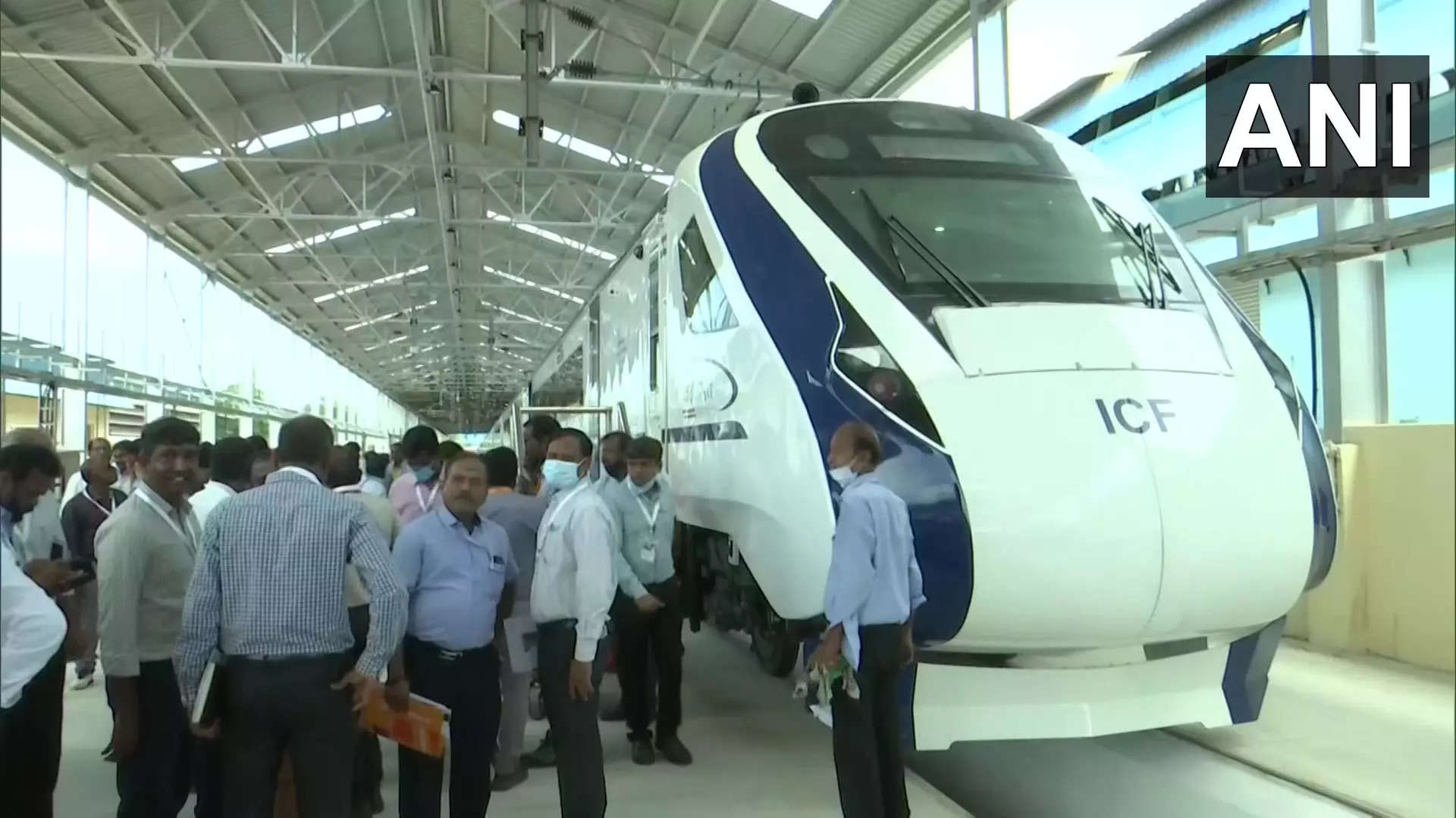 Chennai Union Minister of Railways visits Chennai for inspection of newly built Vande Bharat train