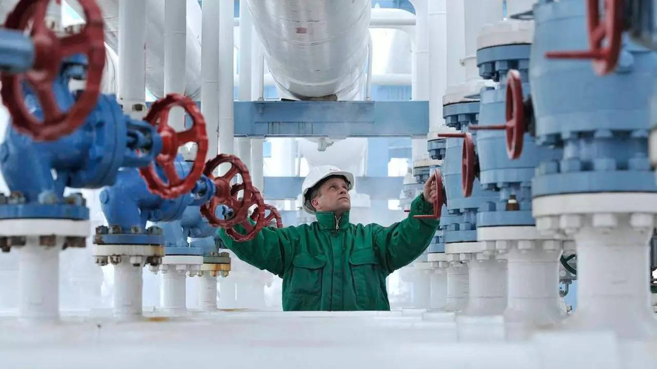 Russia starts delivering extra gas to Hungary