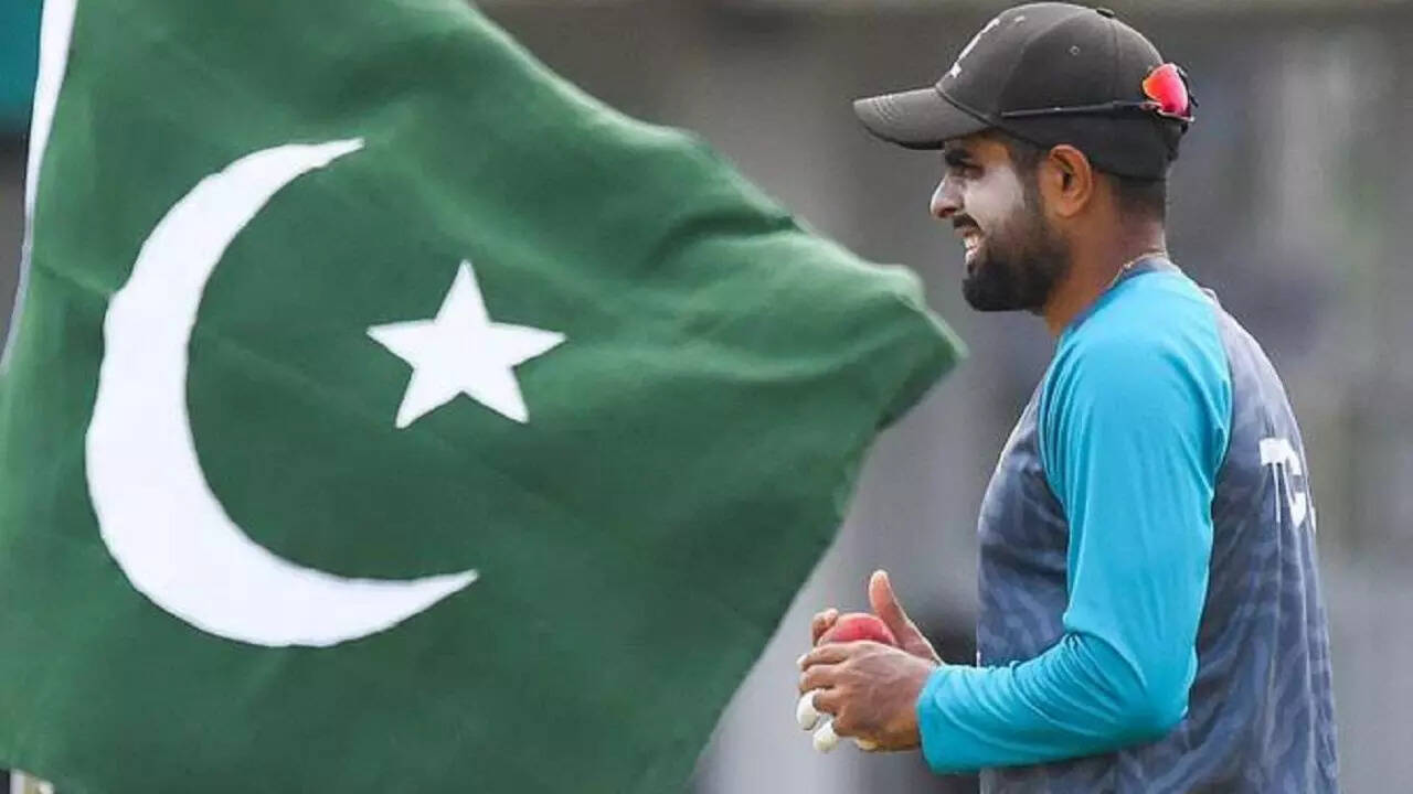 Pakistanski predsednik Babar Azam se posvetuje s Sitara-e-Pakistan ob 75. dnevu neodvisnosti