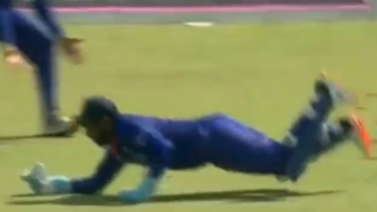 Kijk hoe Sanju Samson een acrobatische duikvangst maakt om Takudzwanashe Kaitano af te weren in 2e ODI vs ZIM
