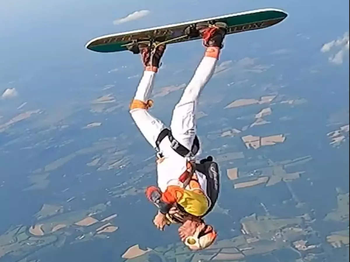 Un hombre rompe su propio récord mundial Guinness de snowboard al volar 175 helicópteros de un solo salto.