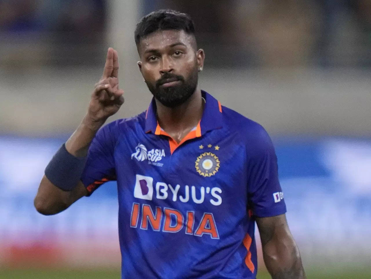 Asia Cup 2022 Hardik Pandyas confident nod to Dinesh Karthik in last over vs Pakistan goes viral - watch