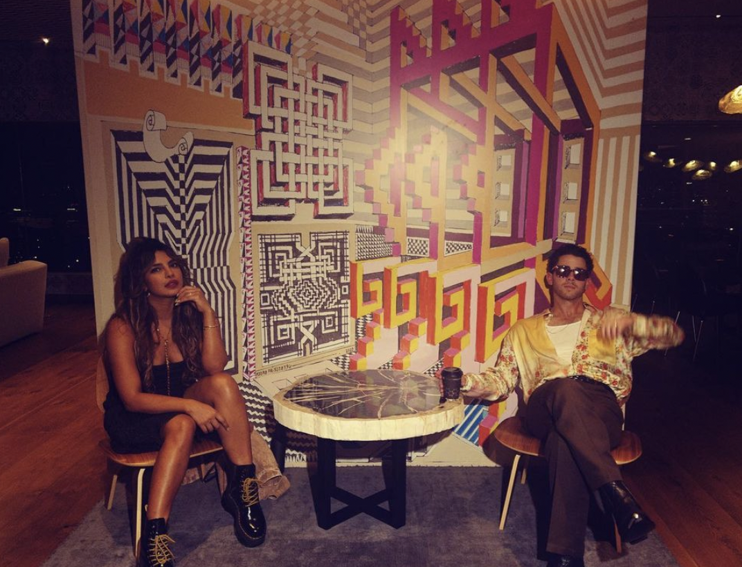 Priyanka Chopra y su esposo Nick Jonas lucen un ambiente retro genial mientras están de vacaciones en México