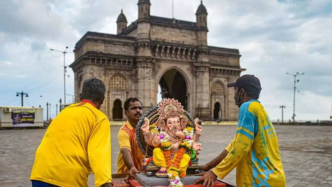After three years of prohibition, immersion in the idol of Ganesh is now allowed at Gateway of India