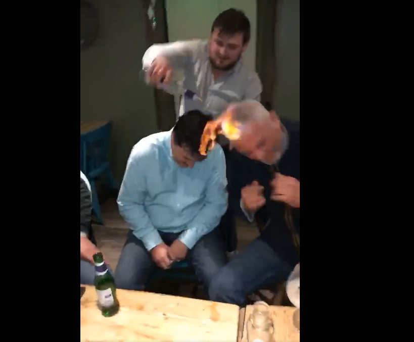 Un clip impactante muestra a hombres prendiendo fuego a su cabello con vodka y transmitiéndolo por razones desconocidas.