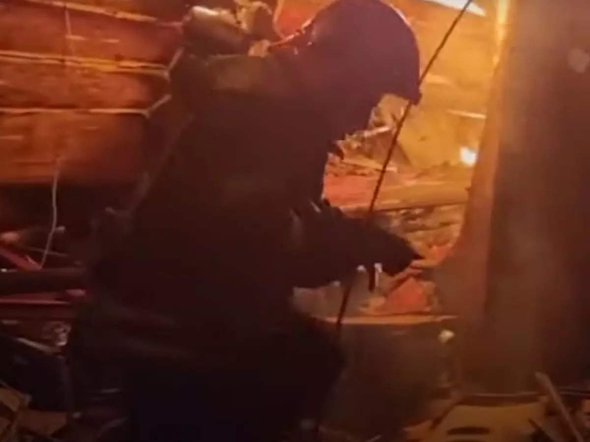 Firefighters rescue kitten from a burning building in Ukraine | Screengrab from video by Euronews