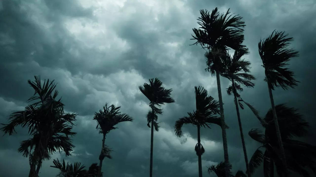 el huracán K se fortalece a una tormenta de categoría 2;  Fuertes lluvias son posibles a lo largo de la costa oeste de México