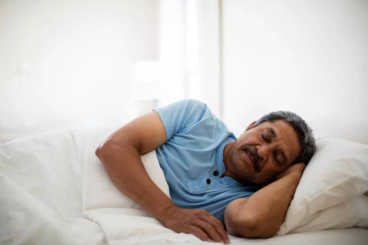 El estudio reveló que esta es la cantidad ideal de sueño para personas de mediana edad y mayores.