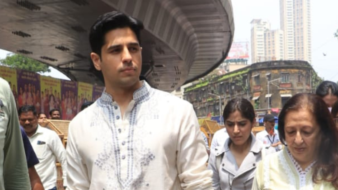 Sidharth Malhotra visits Lalbaugcha Raja with his mother for Ganpati Darshan walks barefoot - VIDEO