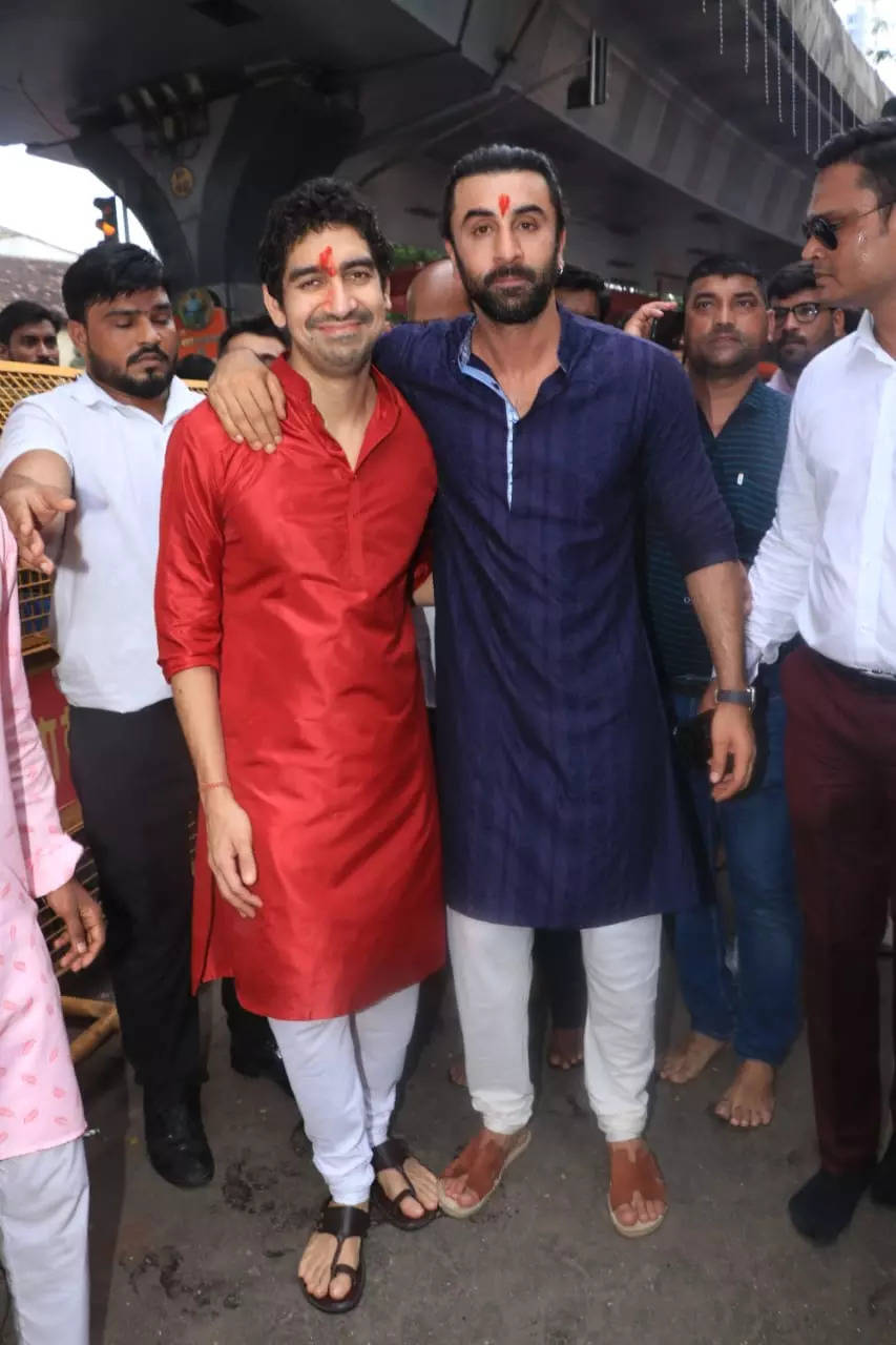 Ranbir Kapoor, Ayan Mukerji Visit Labaugcha Raja Ahead Of Brahmastra ...