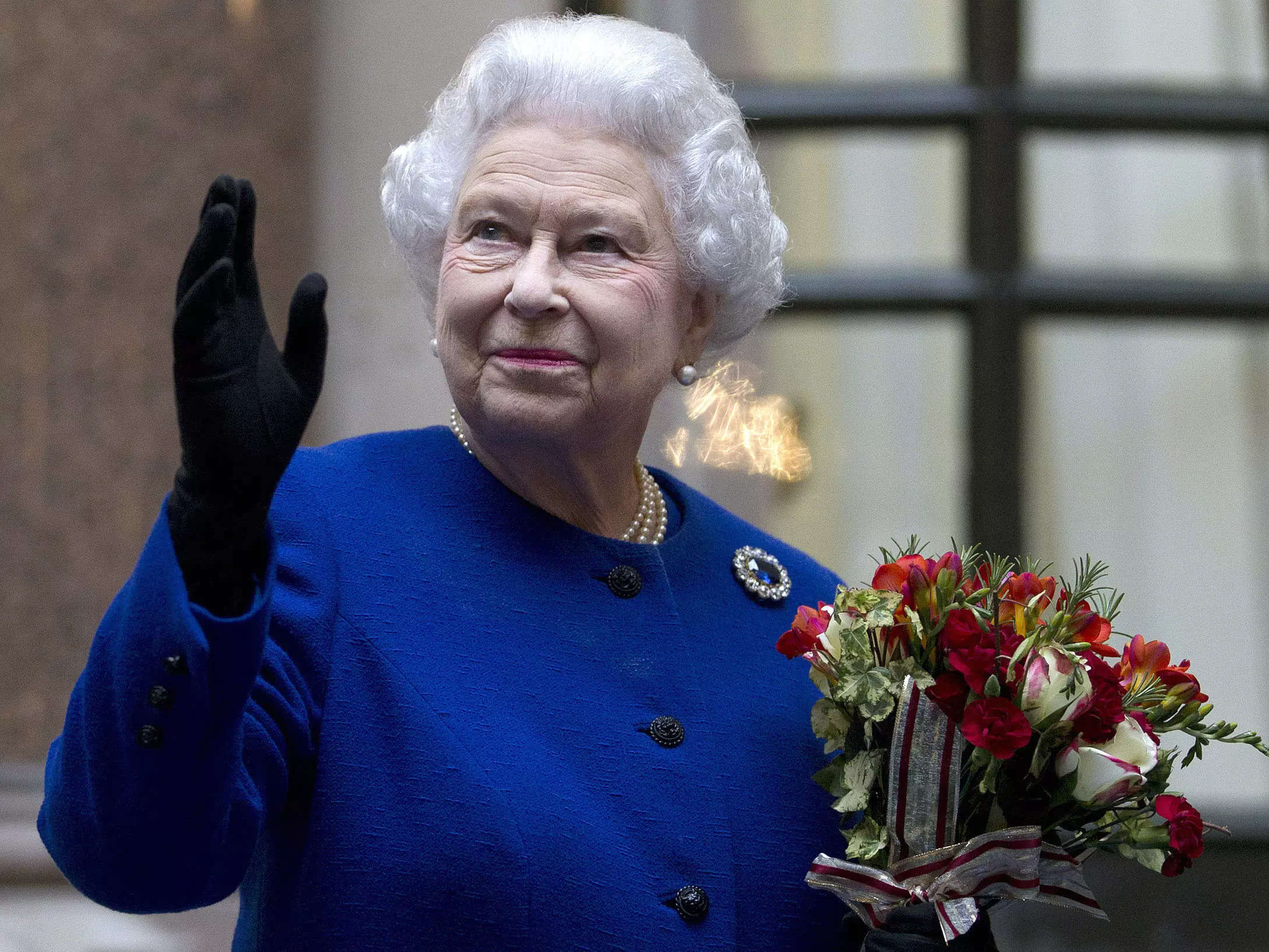Queen Elizabeth II dies King Charles III vows to continue queens lifelong service thanks darling mama