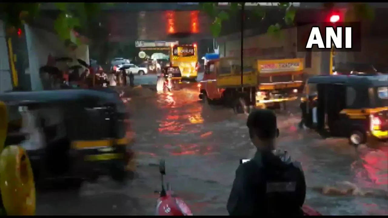 Mumbai Heavy rains hit road traffic delay rail services low-lying areas flooded