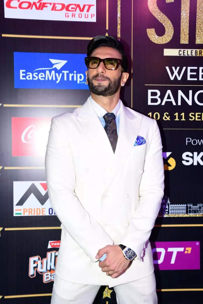 Ranveer Singh makes his swoon looking dapper in white tuxedo for SIIMA  awards 2022 2022 : Bollywood News - Bollywood Hungama