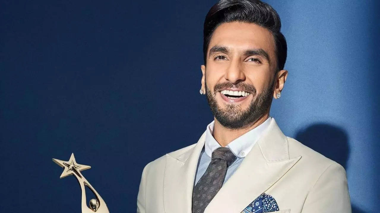 Ranveer Singh recreates Allu Arjun's Srivalli song from Pushpa hilariously takes off his shoe on SIIMA 2022 stage - watch video