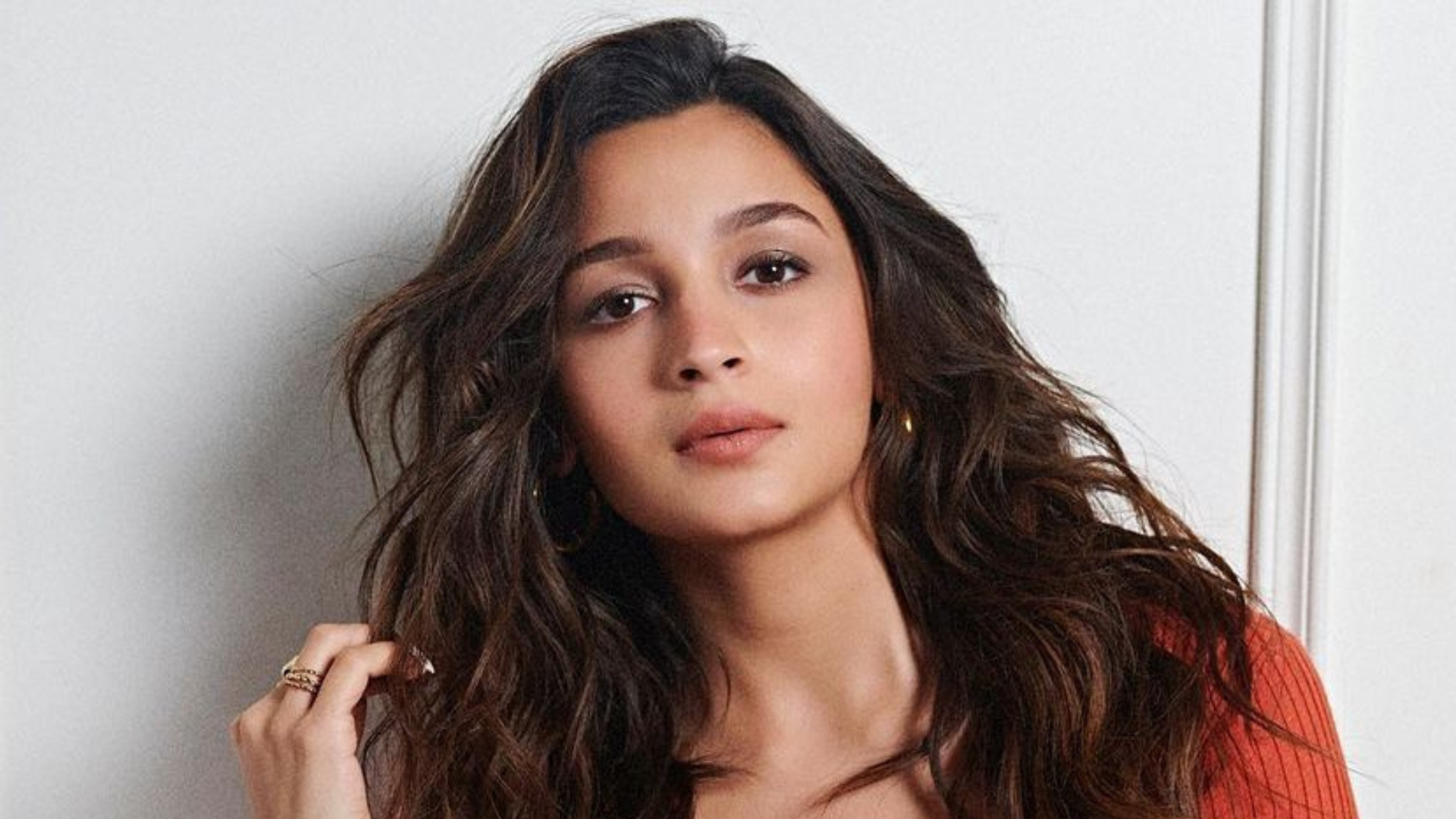 Mom-to-be Alia Bhatt apologises to paparazzi for not stepping out of her  car: 'Sorry main chal nahi sakti'
